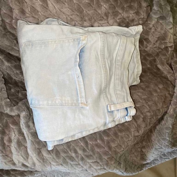 You have to pay for the shipping which is 20$ so that’s 30$ total for the pants - Picture 1 of 1